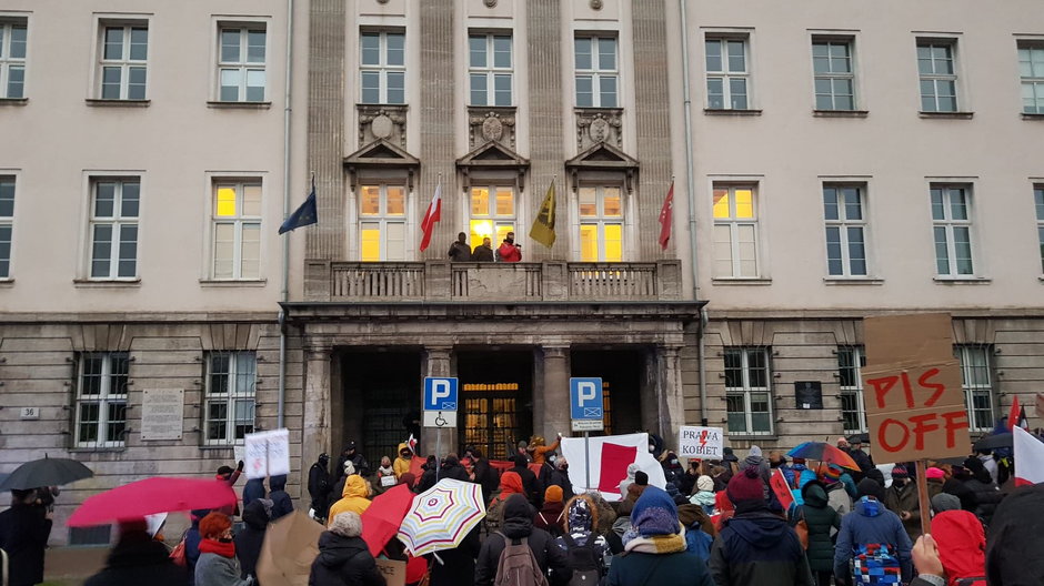 Gdańsk. Protestujący pod budynkiem prokuratury