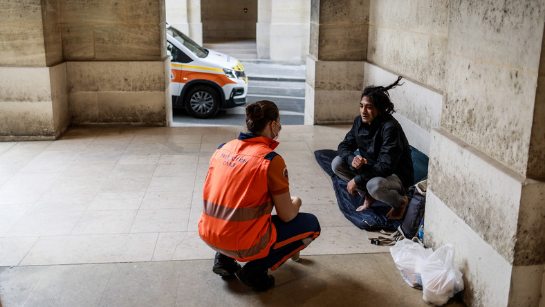 Francja: przedmieściom Paryża grożą "zamieszki głodowe"