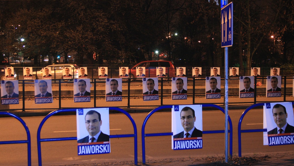 Sztab Andrzeja Jaworskiego złożył na policji zawiadomienie w sprawie niszczenia plakatów wyborczych. - W ostatnim czasie masowo niszczone są nasze materiały wyborcze. W centrum miasta, na Hucisku, ukradziono nam przynajmniej 50 płyt - mówił w środę kandydat na prezydenta Gdańska i ruszył z mocnym kontratakiem. Na jednym przystanku tramwajowym w centrum pojawiło się około 60 plakatów Andrzeja Jaworskiego.