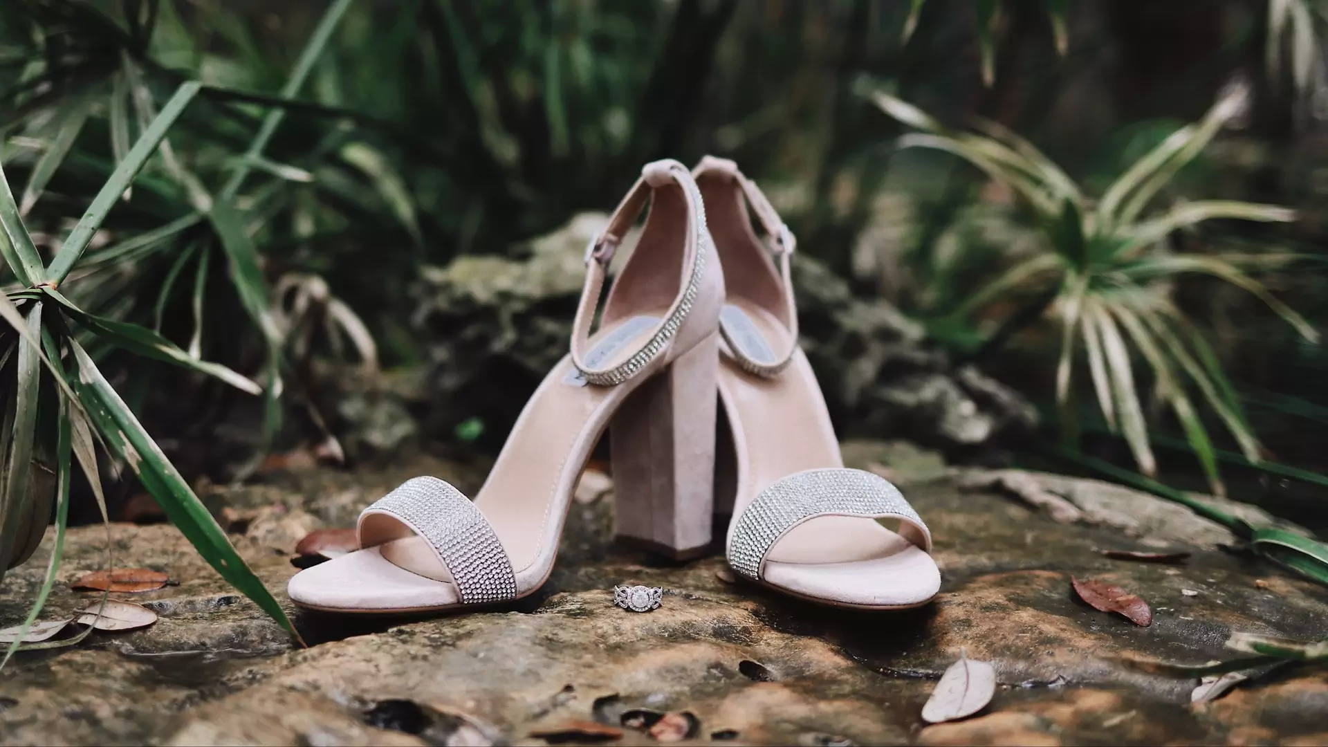 Odkryte buty na wesele. Zobacz najmodniejsze modele z wyprzedaży