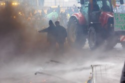 Płonące opony i starcia z policją. Wielki protest rolników w Brukseli