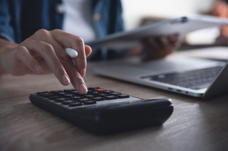 Czy osoba prowadząca działalność usługową może opodatkować przychody 12% stawką ryczałtu?