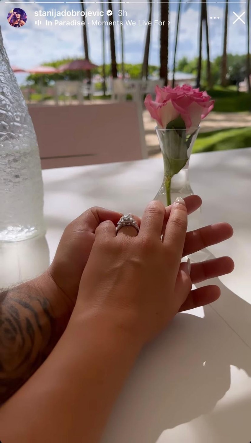 Stanija pokazala verenički prsten