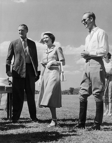  1952-ben Erzsébet és Fülöp Kenyába utaztak és ekkor még nem is sejtették, hogy VI. György király váratlan halála miatt, nem sokkal később Erzsébet kerül trónra, ezzel pedig gyökeresen megváltozik az életük. 