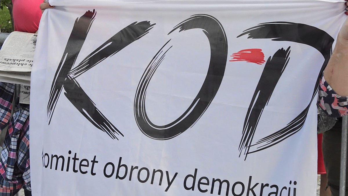 Pierwszy krajowy zjazd delegatów Komitetu Obrony Demokracji odbędzie się w sobotę i w niedzielę w Toruniu. Wybrany zostanie m.in. przewodniczący stowarzyszenia; dotychczas zamiar kandydowania zgłosili Mateusz Kijowski i Krzysztof Łoziński.