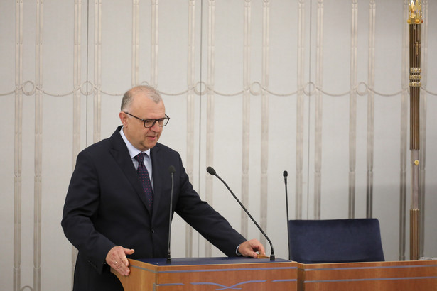 Warszawa, 10.06.2021. Senator KO Kazimierz Michał Ujazdowski na sali obrad w Senacie w Warszawie, 10 bm. Senatorowie wysłuchali informacji Prezesa Rady Ministrów o działaniach rządu RP w sprawie sytuacji na Białorusi. (sko) PAP/Paweł Supernak