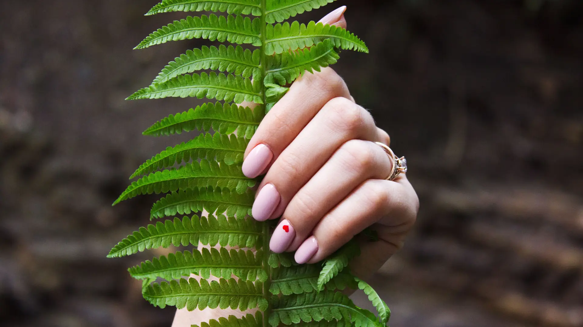 Manicure kombinowany podbija światowe trendy. Z łatwością wykonasz go w domu