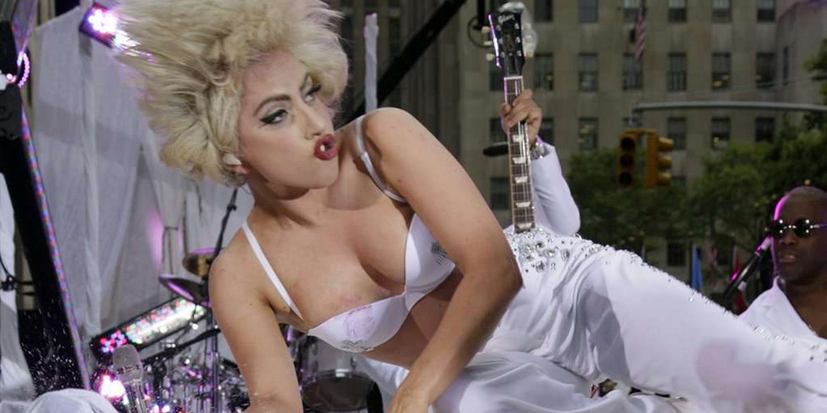 Lady Gaga głodziła się, by wejść w kostiumy