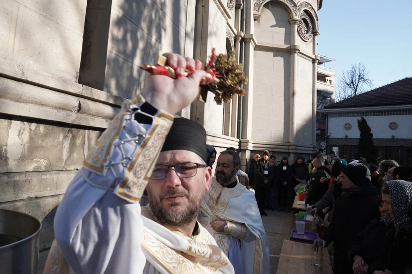 Ispred Hrama Svetog Đorđa na Banovom brdu