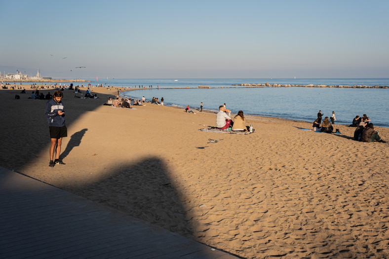 Plaże m.in. w Barcelonie zaroiły się od ludzi