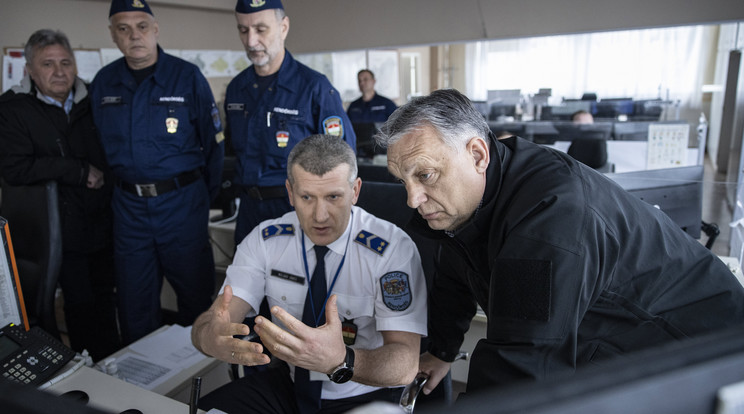 Orbán Viktor miniszterelnök ellenőrzést tartott március 17-én abban a nyíregyházi rendészeti központban, ahol a katasztrófavédelem és más állami szervek a nap 24 órájában koordinálják a menekültekkel kapcsolatos feladatokat / Fotó:  MTI/Miniszterelnöki Sajtóiroda/Fischer Zoltán
