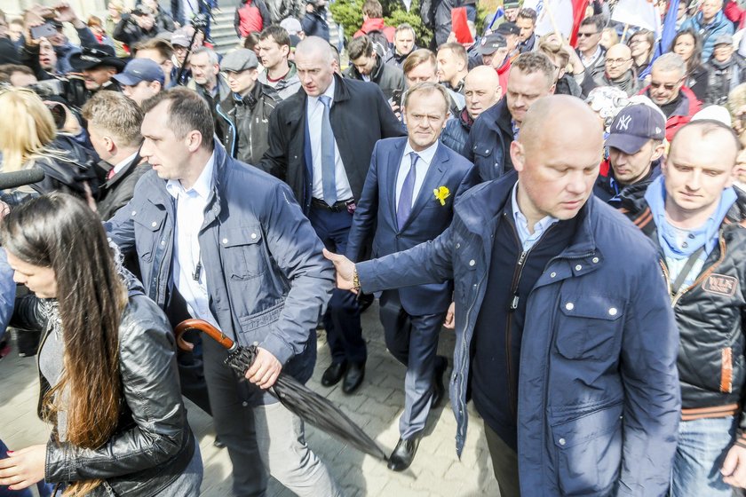 Przepychanki i wyzwiska na Dworcu Centralnym. Tak Polacy przywitali Tuska