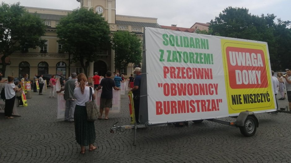 Mieszkańcy Łowicza sprzeciwiają się budowie obwodnicy. Protest przed urzędem miasta