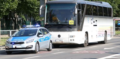 Wypadek w Parznicach. Autokar z dziećmi wylądował w rowie