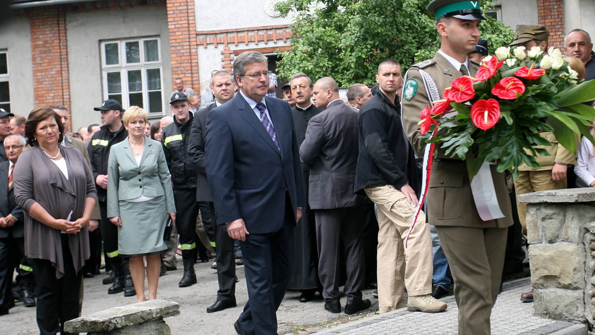 Prezydent Bronisław Komorowski z małżonką Anną złożyli w niedzielę w Lipowej na Żywiecczyźnie kwiaty pod pomnikiem ku czci zamordowanych podczas wojny przez Niemców mieszkańców tej miejscowości, a także Ostrego i Słotwiny.