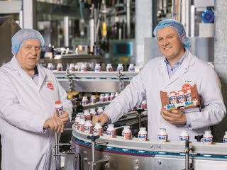 ZOTT jest rodzinną firmą z Bawarii, która sprzedaje swoje wyroby w ponad 75 krajach na świecie. Na zdjęciu (od lewej): Stanisław Reszczyński, dyrektor ds. finansów i administracji, oraz Rafał Rzepka, dyrektor ds. produkcji i techniki  