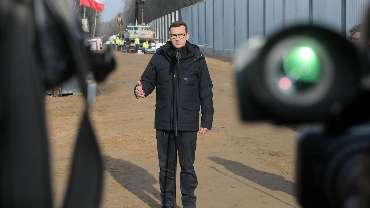 Premier Mateusz Morawiecki podczas konferencji prasowej w miejscu budowy zapory przy polsko-białoruskiej granicy