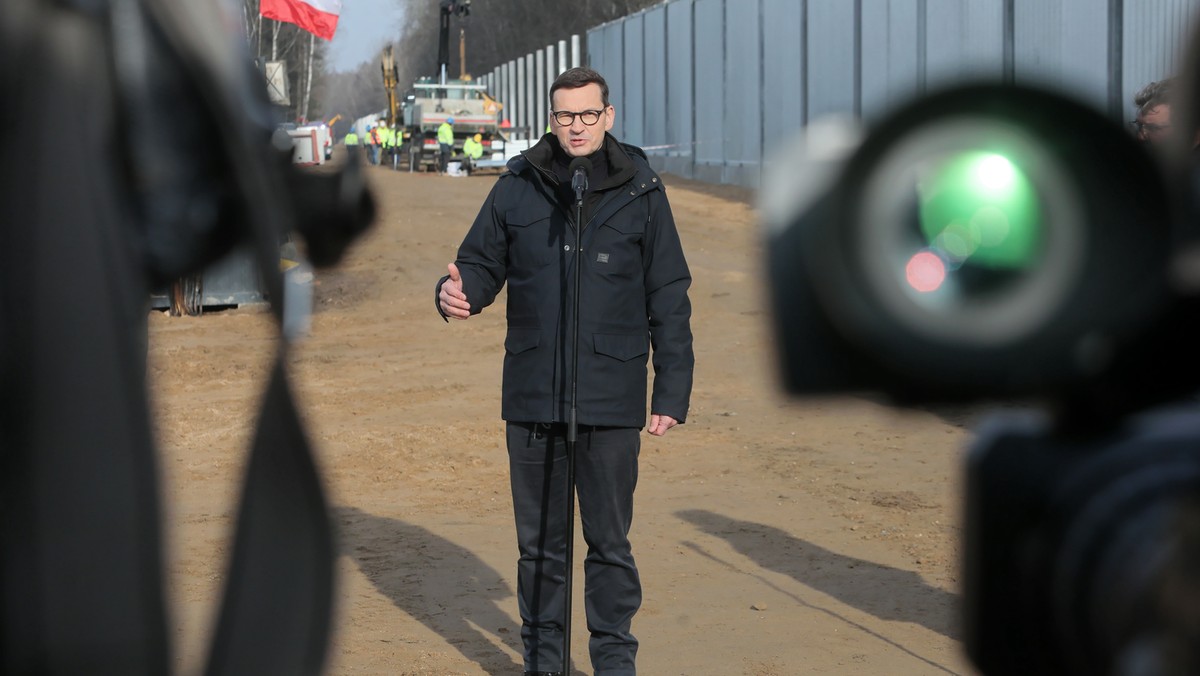 Premier Mateusz Morawiecki podczas konferencji prasowej w miejscu budowy zapory przy polsko-białoruskiej granicy