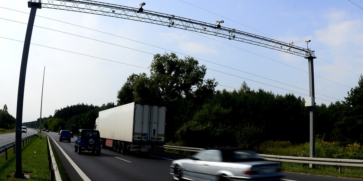 Strzelce Opolskie. Pijany kierowca tira zasnął za kierownicą na autostradzie.