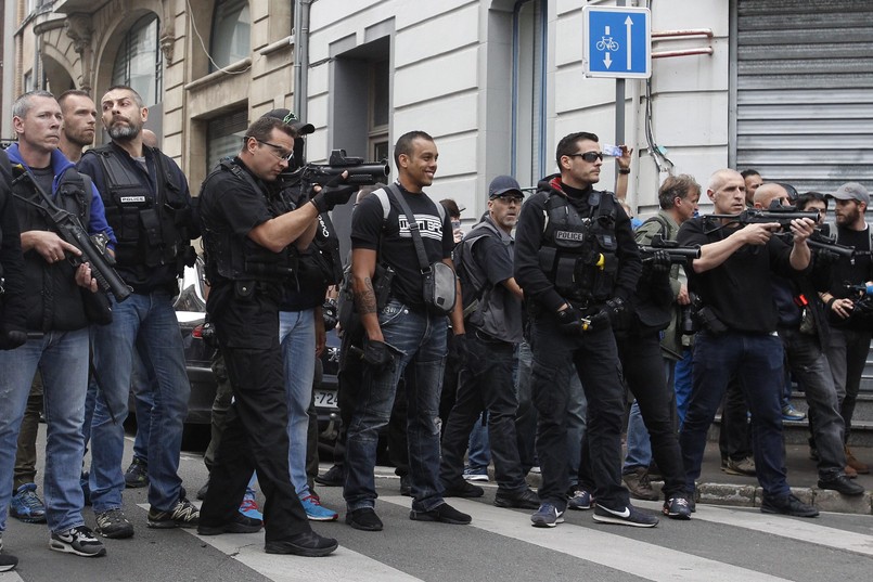 Policja użyła gazu łzawiącego przeciwko grupie kilkuset przyjezdnych z Wysp Brytyjskich.