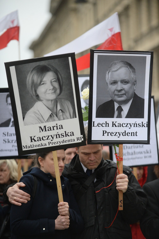 Przewodnicząca stowarzyszenia "Solidarni 2010" Ewa Stankiewicz i jej mąż Glenn Jorgensen, podczas V Marszu z portretami