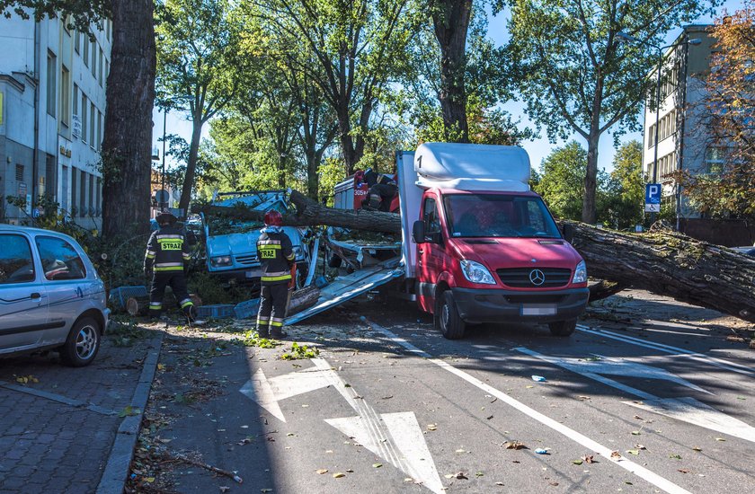 Jeden z kierowców wyskoczył z samochodu w ostatniej chwili