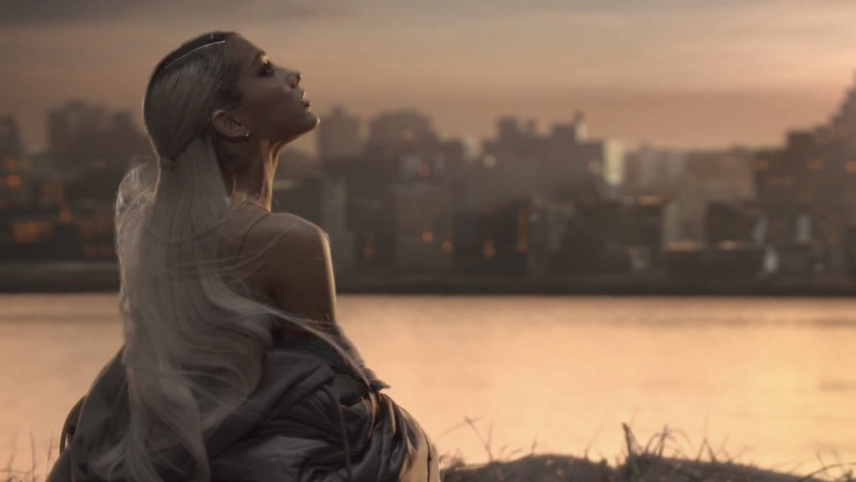 Ariana Grande powraca z nowym singlem i teledyskiem "No Tears Left to Cry". Piosenkarka nie zapomina o ofiarach ataku w Manchesterze.