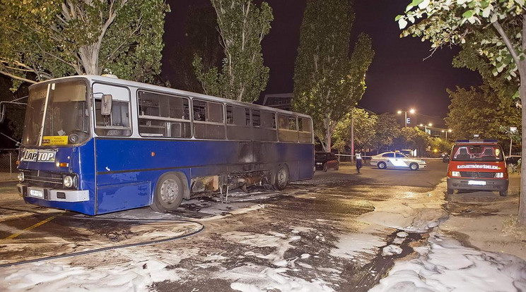 Kiégett egy busz Budapesten