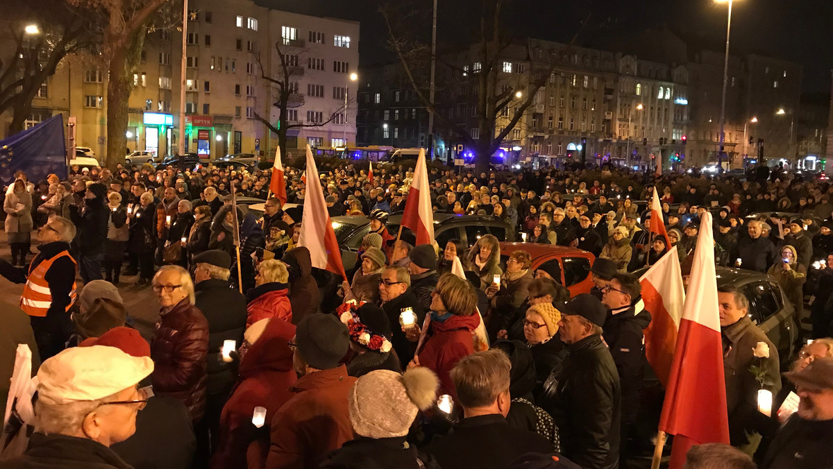 Ponad tysiąc osób zebrało się dziś na placu Dąbrowskiego, pod siedzibą Sądu Okręgowego. Z egzemplarzami konstytucji w rękach protestowali zarówno przeciwko procedowanym w szybkim tempie przez Sejm ustawom prezydenckim, jak przeciw planom PiS dotyczącym zmian w ordynacji wyborczej.