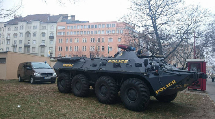 TEK-es páncélozott jármű a Széna téren / Fotó: Blikk