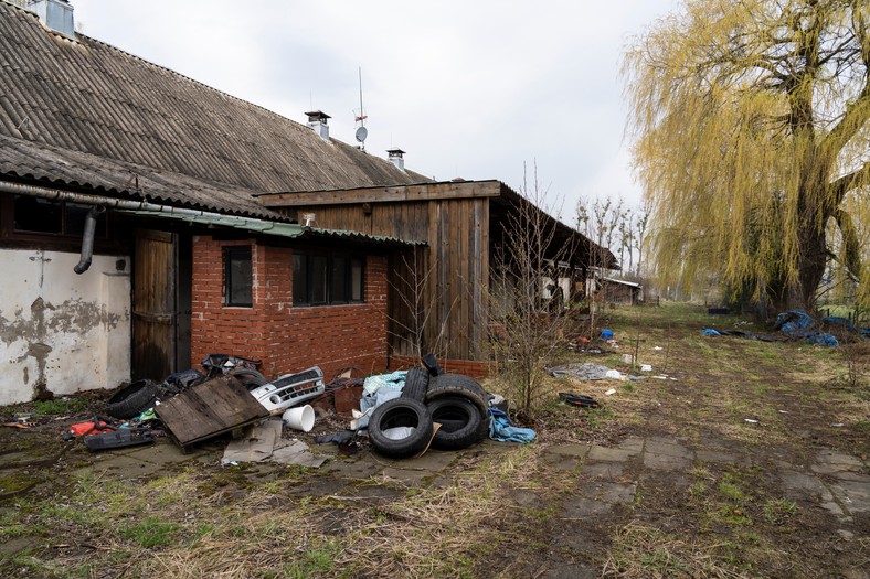 Zniszczone i opuszczone zabudowania