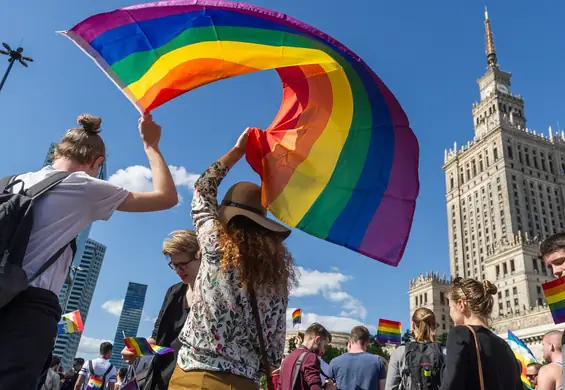 Hostel, edukacja i tęczowa pomoc miejska. Karta LGBT+ to żadne przywileje, co zawiera? [Q&A]