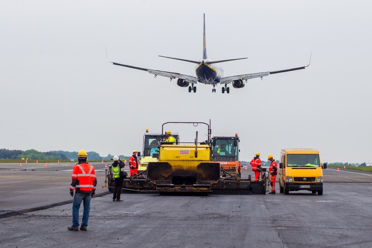 Najbliższe lotniska są w: <br>* Bydgoszczy - Szwedrowie, <br>* Łodzi - Lublinku, <br>* Wrocławiu - Starachowicach, <br>* Zielonej Górze - Babimoście <br>* Szczecinie Goleniowie.<br><br>fot.  (zuz) PAP/Paweł Jaskółka
