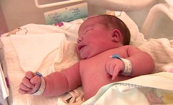 Noworodek gigant! Ksawery urodził się z wagą 5750 gramów [WIDEO]