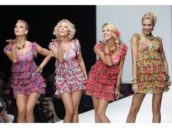 Folklor wciąż na topie? Folkowe kreacje na tygodniu mody w Moskwie