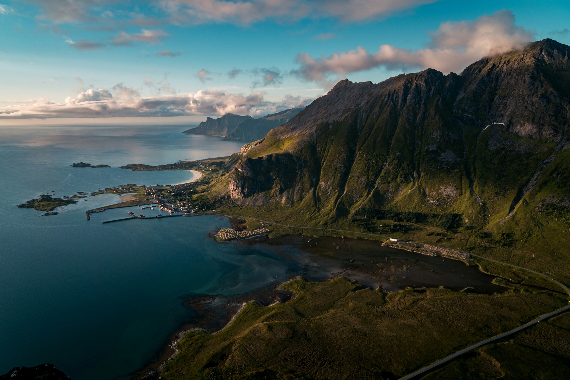 Fjordy, hory a nekonečné pobrežie vytvárajú jednu z najpôsobivejších scenérií Európy.