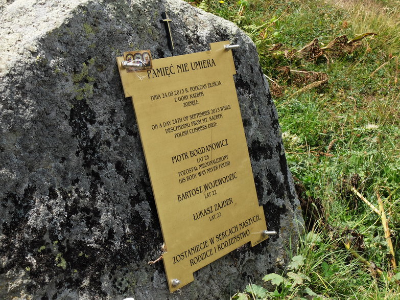 Tablica upamiętniająca zmarłych pod Kazbekiem Polaków, umieszczona przy szlaku do bazy.