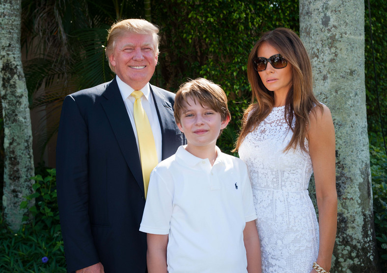 Melania i Donald Trumpowie z synem Barronem