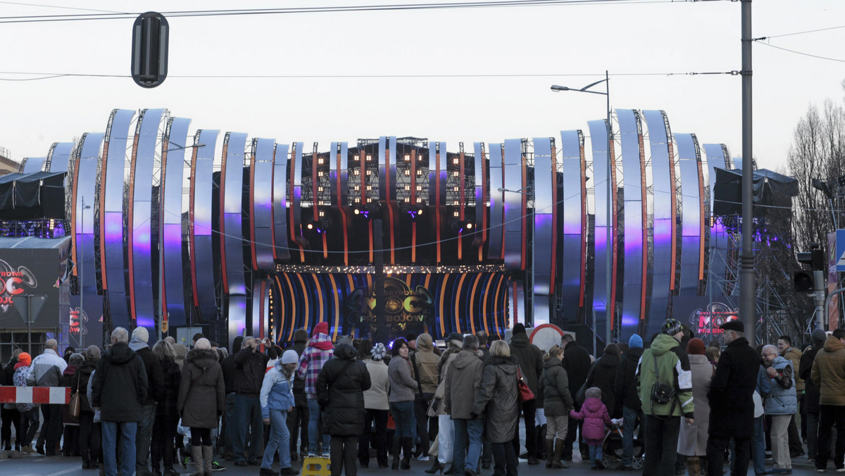 Występ zespołu Piersi rozpoczął we wtorek wieczorem w Gdyni koncert sylwestrowy, organizowany przez telewizję "Polsat" i władze miasta. W sześciogodzinnej plenerowej imprezie spodziewanych jest udział kilkudziesięciu tysięcy osób.