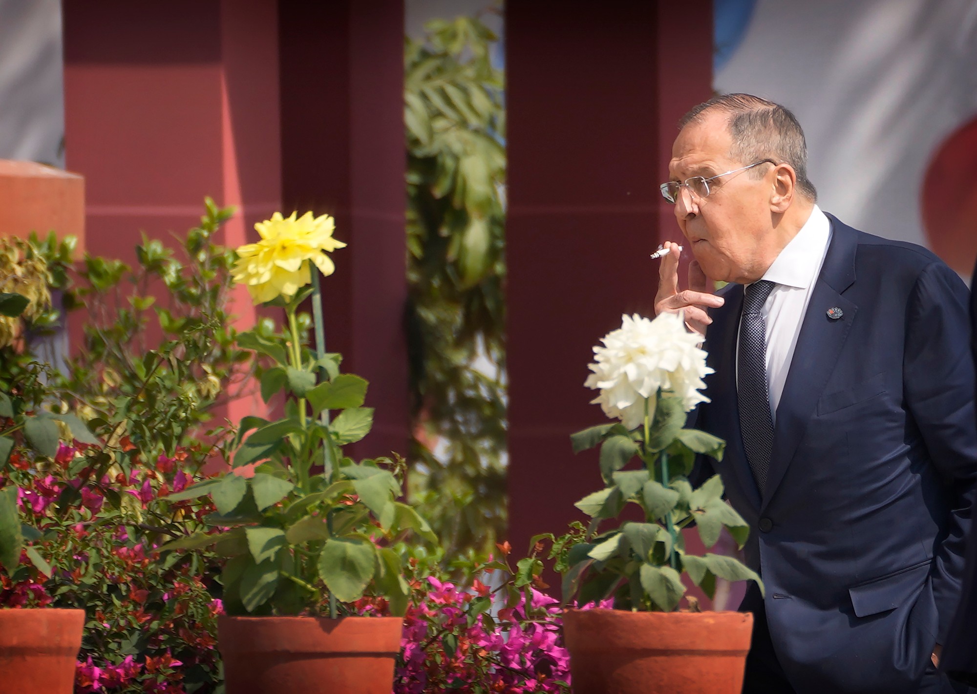 Ruský minister zahraničných vecí fajčí počas prestávky v rámci rokovania záverečného dňa stretnutia ministrov zahraničných vecí skupiny G20 v Naí Dillí.