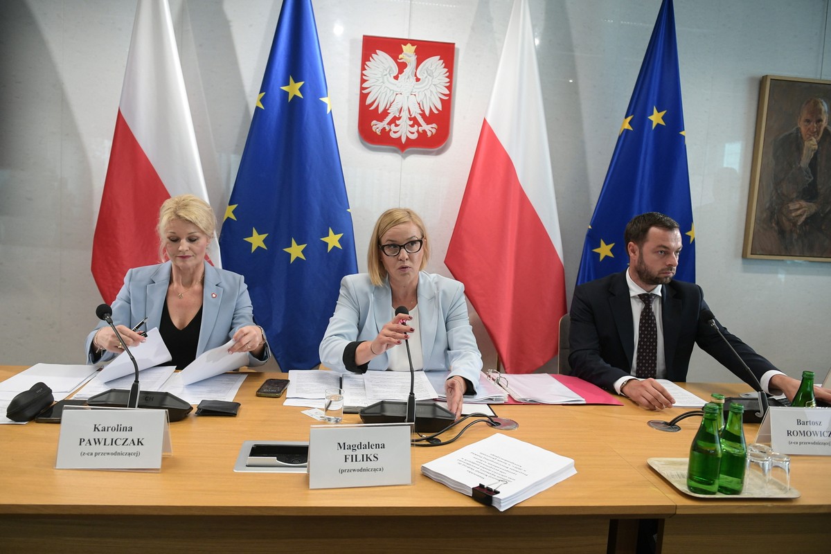 Warszawa, 25.07.2024. Przewodnicząca sejmowej komisji śledczej do zbadania legalności, prawidłowości oraz celowości działań podjętych w celu przygotowania i przeprowadzenia wyborów Prezydenta Rzeczypospolitej Polskiej w 2020 r. w formie głosowania korespondencyjnego Magdalena Filiks (C) oraz jej zastępcy Karolina Pawliczak (L) i Bartosz Romowicz (P) podczas posiedzenia komisji, 25 bm. w Sejmie w Warszawie. (amb) PAP/Marcin Obara