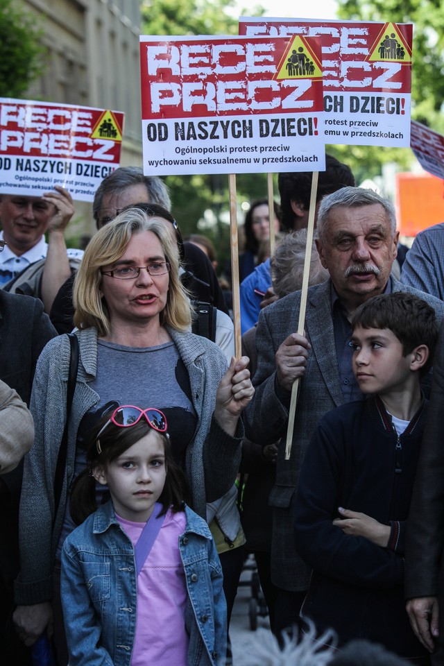 Protest przed MEN. "Ręce precz od naszych dzieci"