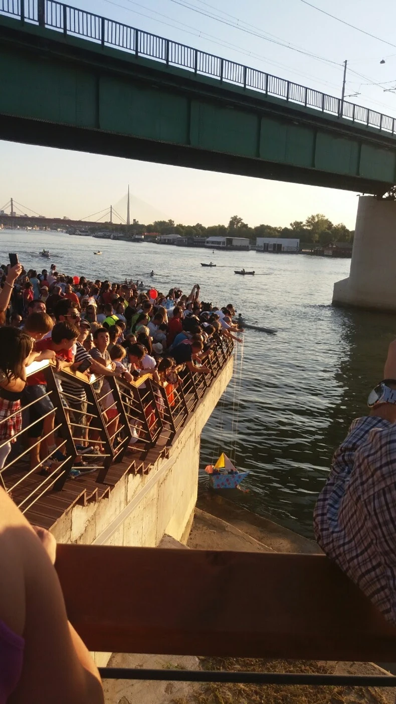 Učenici spuštaju makete brodova