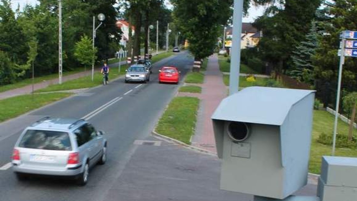 "Nowa Trybuna Opolska": Straż miejska wypożyczy urządzenie do mierzenia prędkości i będzie je montować na masztach.