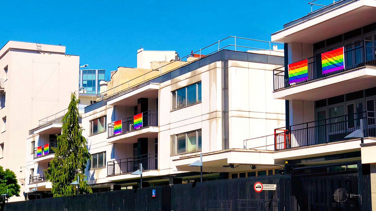 "W związku z ogłoszeniem przez prezydenta USA Donalda Trumpa Miesiąca Dumy LGBT, nasza ambasada przyłącza się do globalnej kampanii na rzecz dekryminalizacji homoseksualizmu" - napisała amerykańska placówka dyplomatyczna na Twitterze. Do wpisu dołączyła zdjęcie tęczowych flag na budynkach ambasady.