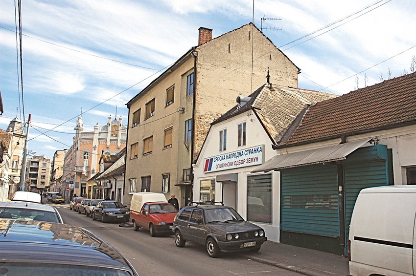 U prostoru jedne od najstarijih zemunskih kafana „Zlatna kruna“ nalazi se opštinski odbor SNS-a