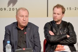 Maciej Stuhr pisze o samopoczuciu taty i apeluje: Jeśli niepokoi was czyjś stan, nie dzwońcie po wujka Mietka, tylko po karetkę