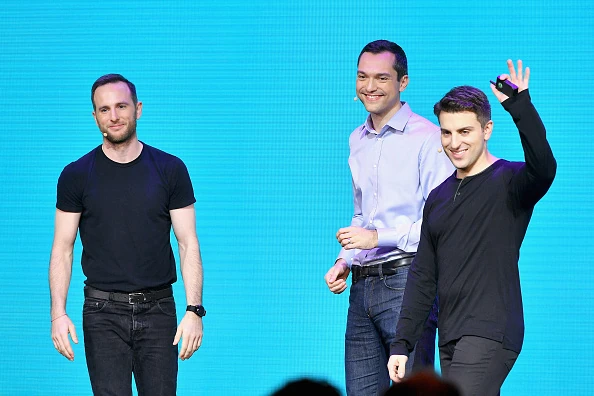 Joe Gebbia, Nathan Blecharczyk i Brian Chesky –  założyciele Airbnb