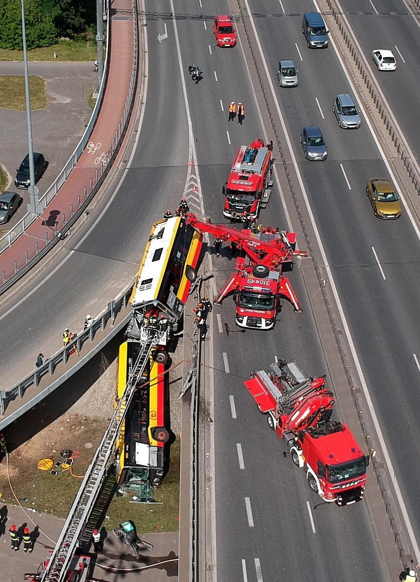 Autobus spadł z wiaduktu