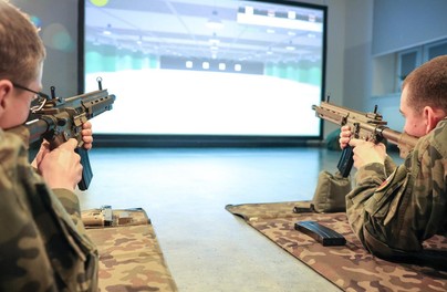 Otwarcie wirtualnej strzelnicy na Woli. Młodzież z klas mundurowych ma gdzie ćwiczyć